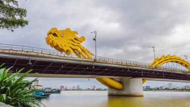 ベトナム中部のダナン市にあるカラフルなドラゴンブリッジの昼間の経過 — ストック動画