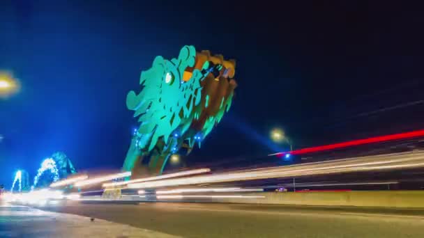 越南中部大港市一座五彩斑斓的龙桥的夜幕降临 — 图库视频影像