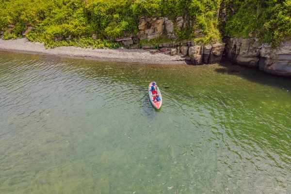 Familia feliz activa divirtiéndose juntos disfrutando de una experiencia aventurera haciendo kayak en el mar en un día soleado durante las vacaciones de verano — Foto de Stock