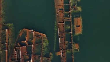 Denizde batık metal gemi enkazı. Sudan çıkan tepeler metal avcıları tarafından kesilmişti..