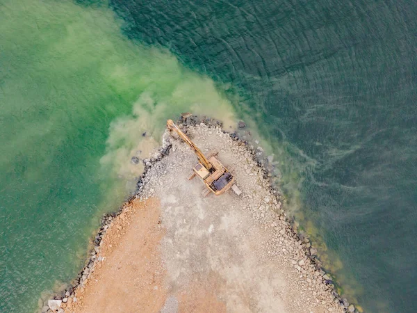 Schwere Bagger arbeiten Baugrund Vorbereitung Strand am Meeresufer, Baufahrzeug — Stockfoto