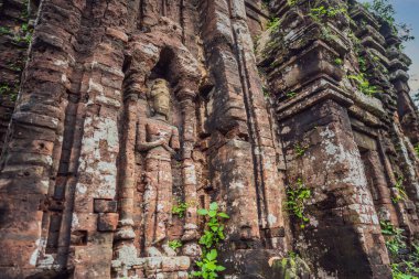 Oğlum, Vietnam 'daki tapınak harabesi. Vietnam, Coronovirus COVID 19 karantinasından sonra turistlere tekrar açıldı