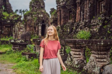 Tapınaktaki kadın turist. Oğlum Vietnam 'daki harabe. Vietnam, Coronovirus COVID 19 karantinasından sonra turistlere tekrar açıldı