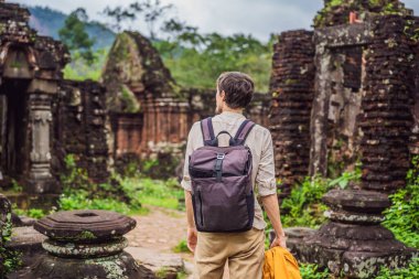 Oğlum Vietnam 'ın Tapınak Mahallesi' ndeki Turist Adam. Vietnam, Coronovirus COVID 19 karantinasından sonra turistlere tekrar açıldı