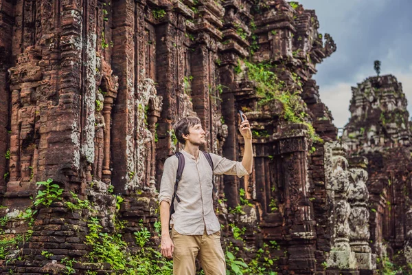 Turysta w świątyni ruiny kompleksu Mój Syn, Wietnam. Wietnam ponownie otwiera się dla turystów po kwarantannie Coronovirus COVID 19 — Zdjęcie stockowe