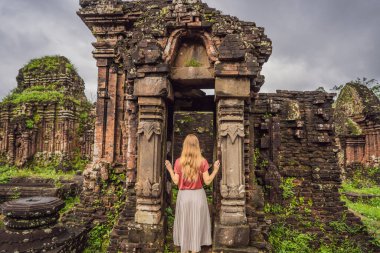Tapınaktaki kadın turist. Oğlum Vietnam 'daki harabe. Vietnam, Coronovirus COVID 19 karantinasından sonra turistlere tekrar açıldı
