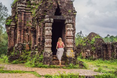Tapınaktaki kadın turist. Oğlum Vietnam 'daki harabe. Vietnam, Coronovirus COVID 19 karantinasından sonra turistlere tekrar açıldı