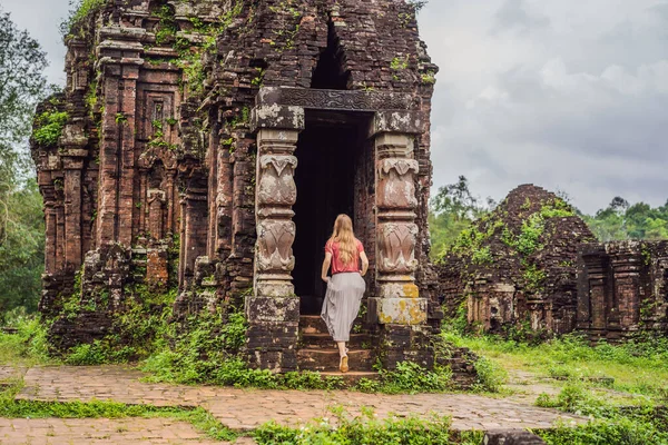 Kobieta turysta w świątyni ruiny kompleksu Mój Syn, Wietnam. Wietnam ponownie otwiera się dla turystów po kwarantannie Coronovirus COVID 19 — Zdjęcie stockowe