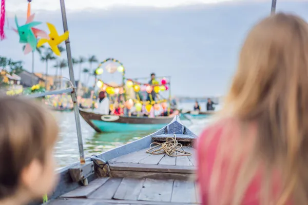 Mulher feliz viajante passeio de barco nacional no fundo de Hoi Uma cidade antiga, Vietnã. Vietnã abre para turistas novamente após quarentena Coronovirus COVID 19 — Fotografia de Stock