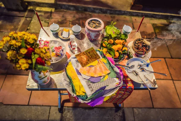 La table est couverte de cadeaux aux dieux. Offrande aux dieux au Vietnam — Photo