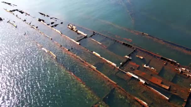 Обломки затонувших металлических кораблей в море. Верхушки, торчащие из воды, были вырезаны металлическими охотниками.. — стоковое видео