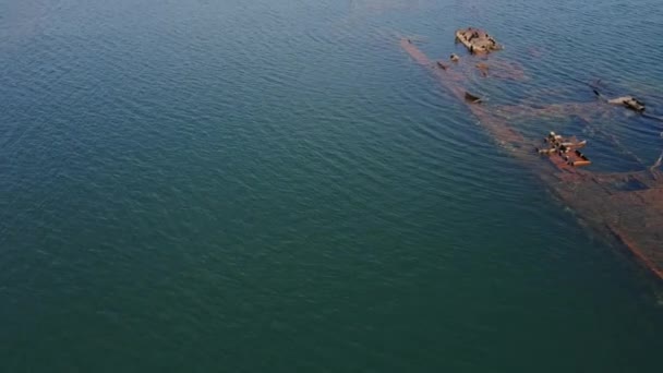 Vrag af sænkede metalskibe i havet. Toppene, som stak ud af vandet, blev skåret af metaljægere. – Stock-video