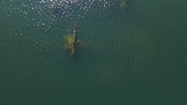 Wracks versunkener Metallschiffe im Meer. Die Spitzen, die aus dem Wasser ragten, wurden von Metalljägern abgeschnitten. — Stockvideo