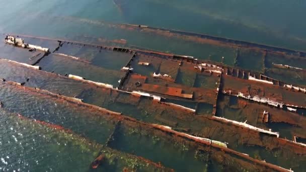 Zbytky potopených kovových lodí v moři. Vrcholky, které vyčnívaly z vody, vyřezávali lovci kovů.. — Stock video