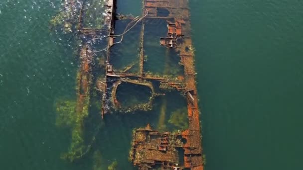Zbytky potopených kovových lodí v moři. Vrcholky, které vyčnívaly z vody, vyřezávali lovci kovů.. — Stock video