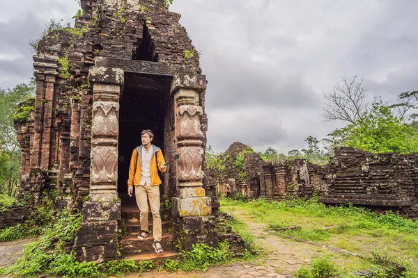 Turysta w świątyni ruiny kompleksu Mój Syn, Wietnam. Wietnam ponownie otwiera się dla turystów po kwarantannie Coronovirus COVID 19 — Zdjęcie stockowe