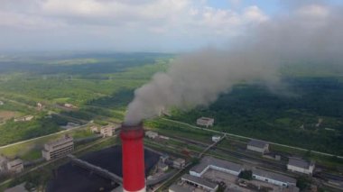 Hava videosu. Kömür santralinin yavaş çekim görüntüsü. Eski bir elektrik santralinin üç borusundan duman çıkıyor. Karbon emisyon konsepti. Karbondioksit salınımını düşür. Paris anlaşması. Gelişmekte olan ülkeler