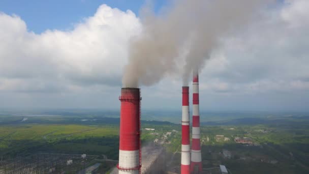 Légi felvétel. Lassított felvétel egy szénerőműről. Füst jön ki egy régi elektromos erőmű három csövéből. A szén-dioxid-kibocsátás fogalma. A CO2-kibocsátás csökkentése. Párizsi egyezmény. Fejlődő országok — Stock videók