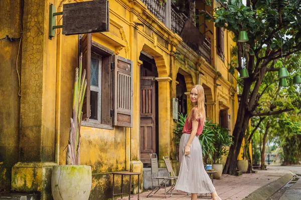 ホイアンの背景に女性観光客ベトナムの古代の町。ベトナムは検疫後に再び観光客に開きます｜Coronvirus COVID 19 — ストック写真
