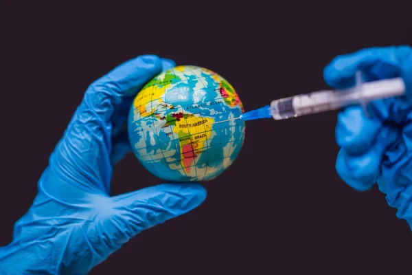 在巴西的地图上，注射器为全球接种疫苗。巴西Coronavirus，Corona病毒攻击概念。巴西与考罗那韦病毒作斗争。与头孢病毒、危险和公共卫生作斗争的概念 — 图库照片