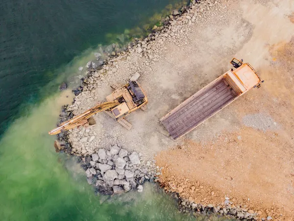 Schwere Bagger arbeiten Baugrund Vorbereitung Strand am Meeresufer, Baufahrzeug — Stockfoto