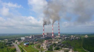Hava videosu. Kömür santralinin yavaş çekim görüntüsü. Eski bir elektrik santralinin üç borusundan duman çıkıyor. Karbon emisyon konsepti. Karbondioksit salınımını düşür. Paris anlaşması. Gelişmekte olan ülkeler