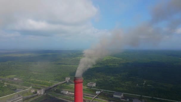 항공 영상이요. 석탄 발전소의 석영 사진. 오래 된 발전소의 파이프 세 개에서 연기가 나오고 있습니다. 탄소 배출 개념. 이산화 탄소 배출을 줄인다. 파리 협정. 개발 도 상국 — 비디오