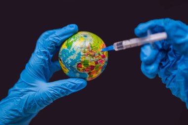 Şırınga dünyayı aşılıyor, Fransa haritasında. France Coronavirus, Corona virüs saldırısı konsepti. Fransa koronavirüse karşı savaşıyor. Coronavirüs, tehlike ve halk sağlığıyla mücadele kavramı