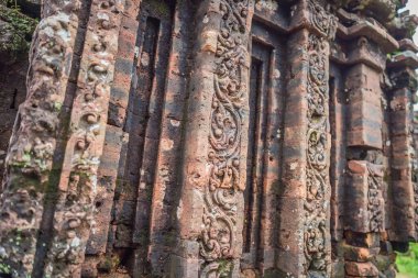 Oğlum, Vietnam 'daki tapınak harabesi. Vietnam, Coronovirus COVID 19 karantinasından sonra turistlere tekrar açıldı