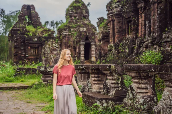 Mulher turista em Templo ruína do complexo Meu Filho, Vietnã. Vietnã abre para turistas novamente após quarentena Coronovirus COVID 19 — Fotografia de Stock
