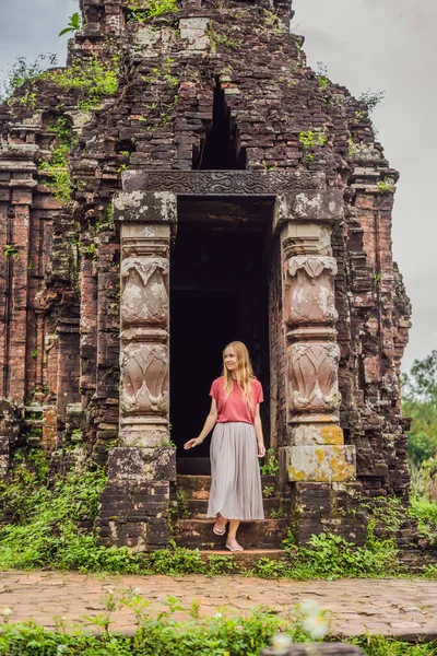 私の息子の複合体は、ベトナムの寺院遺跡の女性観光客。ベトナムは検疫後に再び観光客に開きます｜Coronvirus COVID 19 — ストック写真