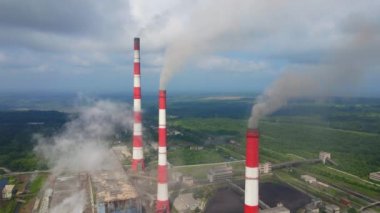 Hava videosu. Kömür santralinin yavaş çekim görüntüsü. Eski bir elektrik santralinin üç borusundan duman çıkıyor. Karbon emisyon konsepti. Karbondioksit salınımını düşür. Paris anlaşması. Gelişmekte olan ülkeler