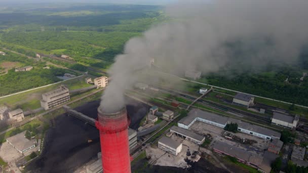 空中ビデオ。石炭火力発電所の減速ショット。煙は古い発電所の3本のパイプから出てくる。炭素排出コンセプト。CO2排出量を削減する。パリ協定。途上国 — ストック動画