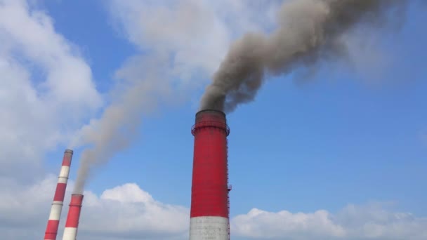Εναέρια βίντεο. Σφηνάκι αργής κίνησης από ηλεκτρικό εργοστάσιο άνθρακα. Καπνός βγαίνει από τρεις σωλήνες ενός παλιού ηλεκτρικού εργοστασίου. Έννοια εκπομπών άνθρακα. Μείωση των εκπομπών CO2. Συμφωνία του Παρισιού. Χώρες της Ασίας — Αρχείο Βίντεο