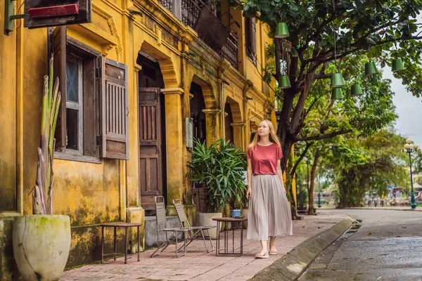 Vrouw toerist op achtergrond van Hoi An oeroude stad, Vietnam. Vietnam opent weer voor toeristen na quarantaine Coronovirus COVID 19 — Stockfoto