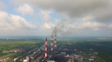 Hava videosu. Kömür santralinin yavaş çekim görüntüsü. Eski bir elektrik santralinin üç borusundan duman çıkıyor. Karbon emisyon konsepti. Karbondioksit salınımını düşür. Paris anlaşması. Gelişmekte olan ülkeler