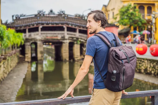 Человек турист на фоне красивого японского моста в Хойань. Вьетнам. Вьетнам снова открывается для туристов после карантина Coronovirus COVID 19 — стоковое фото
