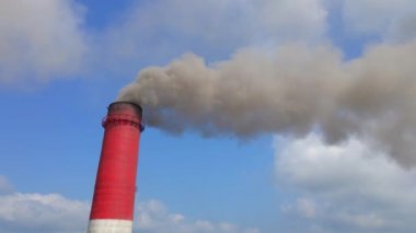 Hava videosu. Kömür santralinin yavaş çekim görüntüsü. Eski bir elektrik santralinin üç borusundan duman çıkıyor. Karbon emisyon konsepti. Karbondioksit salınımını düşür. Paris anlaşması. Gelişmekte olan ülkeler