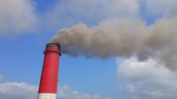 Vídeo aéreo. Fotografía en cámara lenta de una planta eléctrica de carbón. Humo saliendo de tres tuberías de una vieja planta eléctrica. Concepto de emisiones de carbono. Reducir las emisiones de CO2. Acuerdo de París. Países en desarrollo — Vídeos de Stock