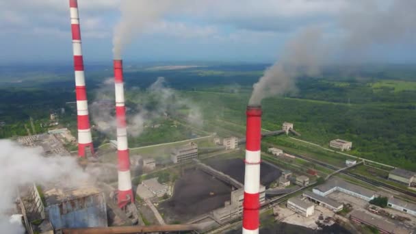 Luftaufnahmen. Zeitlupenaufnahme eines Kohlekraftwerks. Rauch quillt aus drei Rohren eines alten Kraftwerks. CO2-Emissionskonzept. Reduzierung der CO2-Emissionen. Pariser Abkommen. Entwicklungsländer — Stockvideo