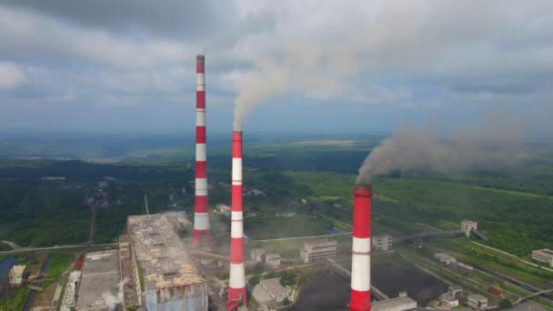 Vídeo aéreo. Fotografía en cámara lenta de una planta eléctrica de carbón. Humo saliendo de tres tuberías de una vieja planta eléctrica. Concepto de emisiones de carbono. Reducir las emisiones de CO2. Acuerdo de París. Países en desarrollo — Vídeo de stock