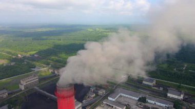 Hava videosu. Kömür santralinin yavaş çekim görüntüsü. Eski bir elektrik santralinin üç borusundan duman çıkıyor. Karbon emisyon konsepti. Karbondioksit salınımını düşür. Paris anlaşması. Gelişmekte olan ülkeler