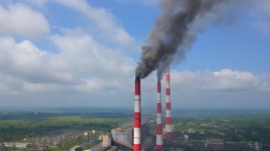 Hava videosu. Kömür santralinin yavaş çekim görüntüsü. Eski bir elektrik santralinin üç borusundan duman çıkıyor. Karbon emisyon konsepti. Karbondioksit salınımını düşür. Paris anlaşması. Gelişmekte olan ülkeler