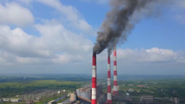 Nagranie z powietrza. Strzał w zwolnionym tempie z elektrowni węglowej. Dym wydobywający się z trzech rur starej elektrowni. Koncepcja emisji dwutlenku węgla. Zmniejszenie emisji CO2. Umowa paryska. Kraje rozwijające się — Wideo stockowe
