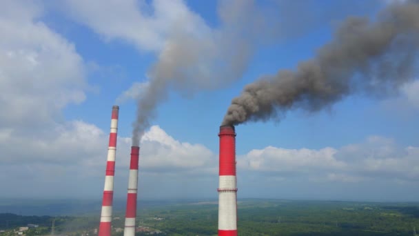 Vídeo aéreo. Tiro em câmara lenta de uma central eléctrica a carvão. Fumaça saindo de três tubos de uma antiga usina elétrica. Conceito de emissões de carbono. Reduzir as emissões de CO2. Acordo de Paris. Países em desenvolvimento — Vídeo de Stock