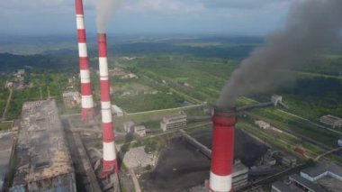 Hava videosu. Kömür santralinin yavaş çekim görüntüsü. Eski bir elektrik santralinin üç borusundan duman çıkıyor. Karbon emisyon konsepti. Karbondioksit salınımını düşür. Paris anlaşması. Gelişmekte olan ülkeler
