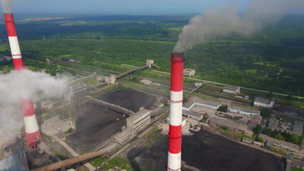Воздушное видео. Медленный снимок угольной электростанции. Дым выходит из трех труб старой электростанции. Концепция выбросов углерода. Сокращение выбросов CO2. Парижское соглашение. Развивающиеся страны — стоковое видео
