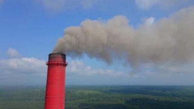 Hava videosu. Kömür santralinin yavaş çekim görüntüsü. Eski bir elektrik santralinin üç borusundan duman çıkıyor. Karbon emisyon konsepti. Karbondioksit salınımını düşür. Paris anlaşması. Gelişmekte olan ülkeler