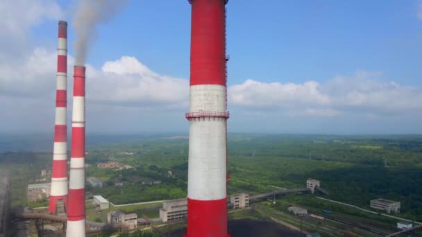 Vidéo aérienne. Tournage lent d'une centrale électrique au charbon. Fumée provenant de trois tuyaux d'une ancienne centrale électrique. Concept d'émissions de carbone. Réduire les émissions de CO2. Accord de Paris. Pays en développement — Video