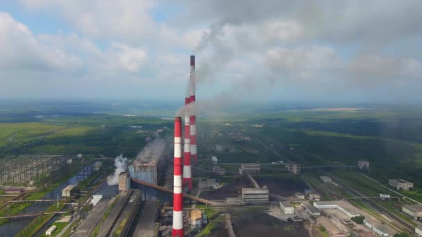 Vídeo aéreo. Tiro em câmara lenta de uma central eléctrica a carvão. Fumaça saindo de três tubos de uma antiga usina elétrica. Conceito de emissões de carbono. Reduzir as emissões de CO2. Acordo de Paris. Países em desenvolvimento — Vídeo de Stock